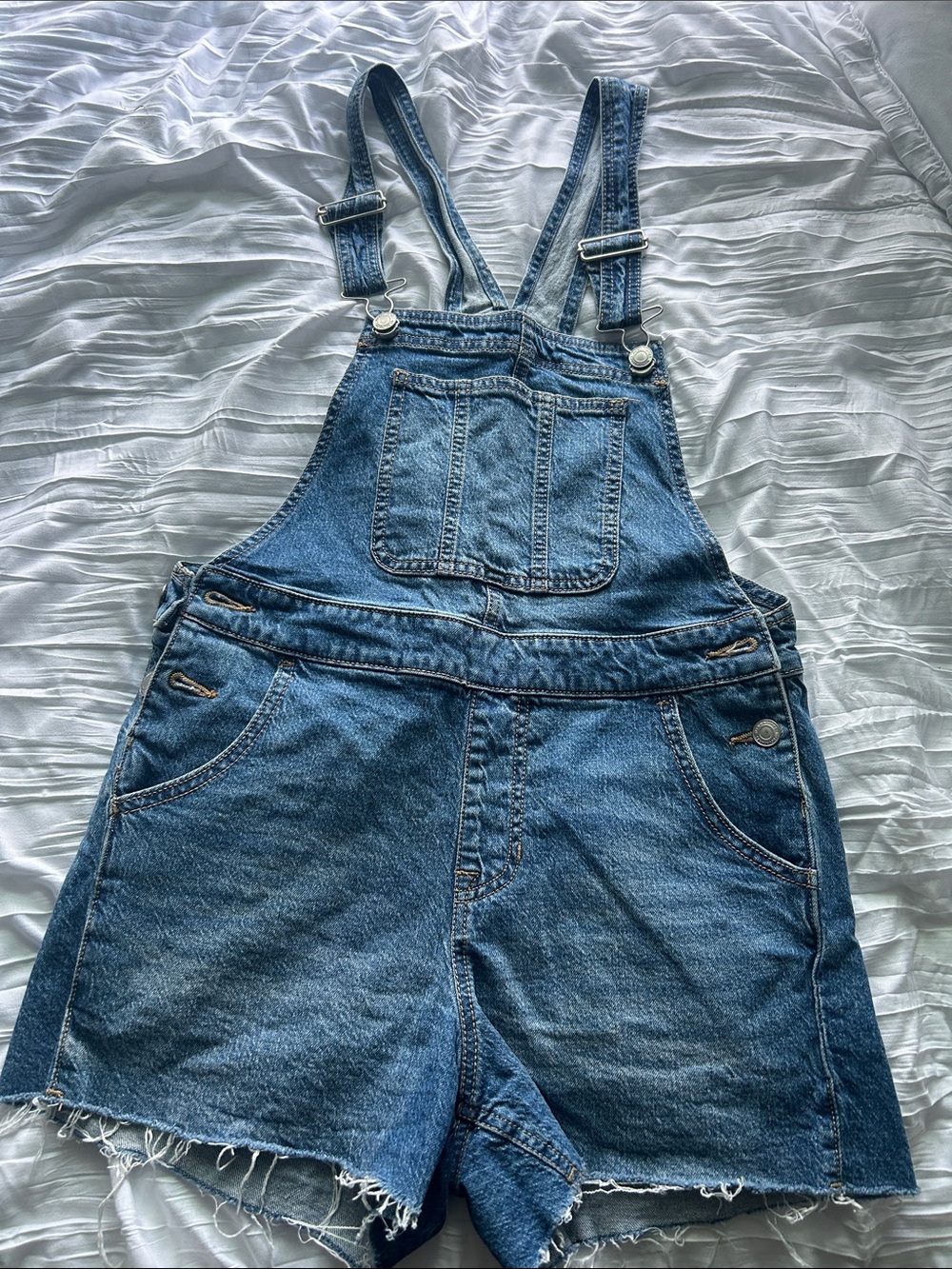 👖size 4-6 shorts bibs medium wash with frayed edges